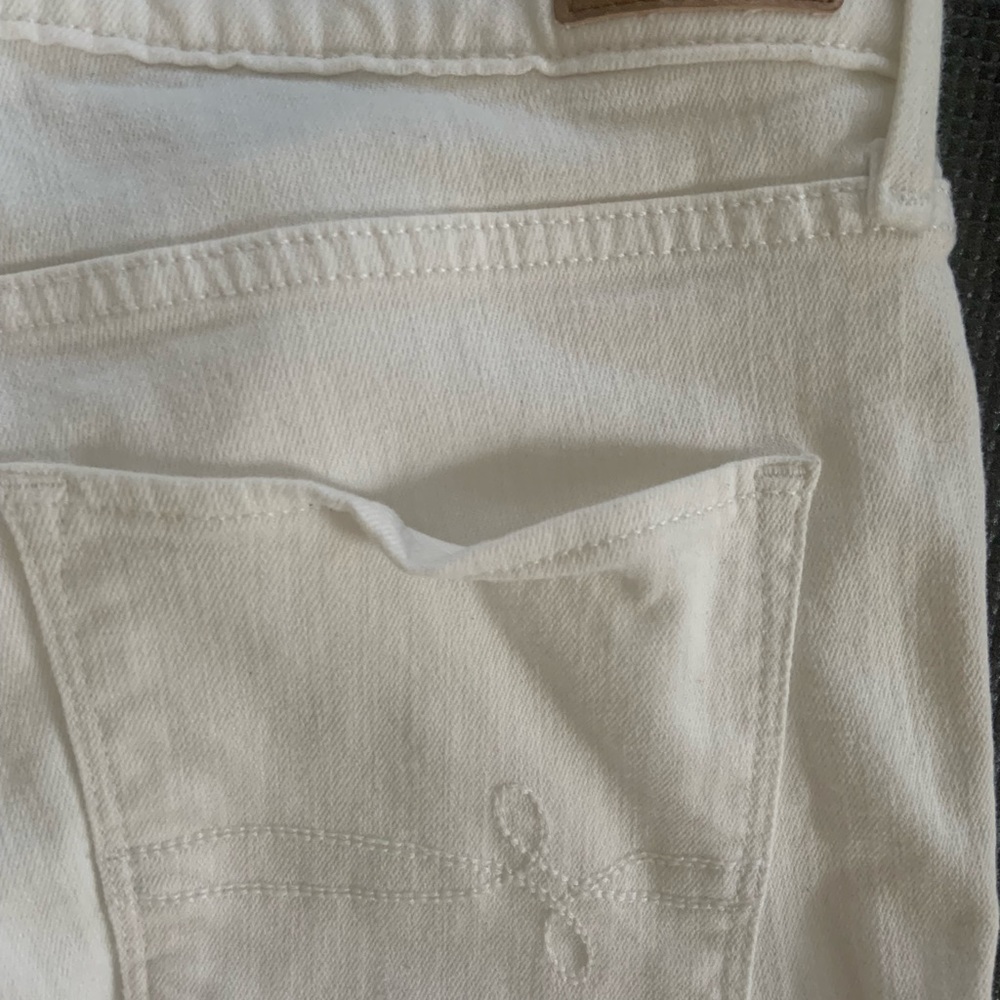 White Levi’s capri jean